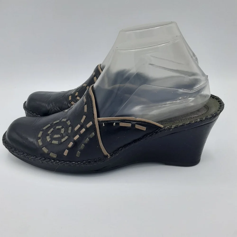 Clarks Artisian Black Leather Wedge Heel Mule Shoe.  Size 8M.